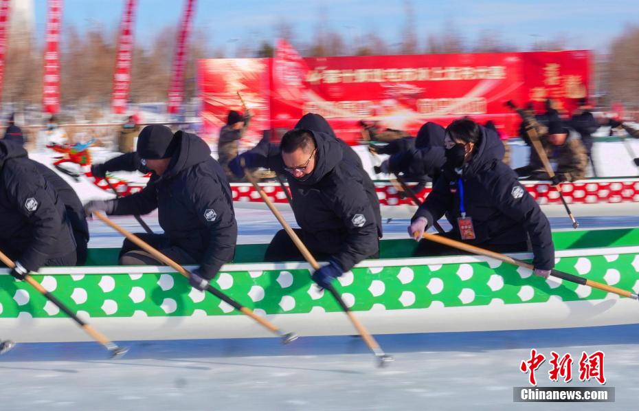 Corrida de barcos-dragão de gelo é realizada em Xinjiang