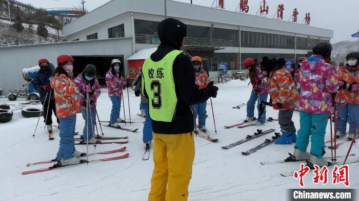 Estudantes de Taiwan experimentam esqui na parte continental da China