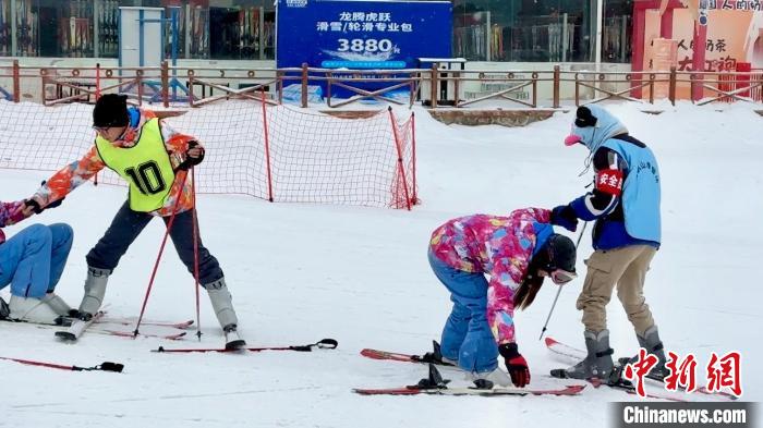 Estudantes de Taiwan experimentam esqui na parte continental da China