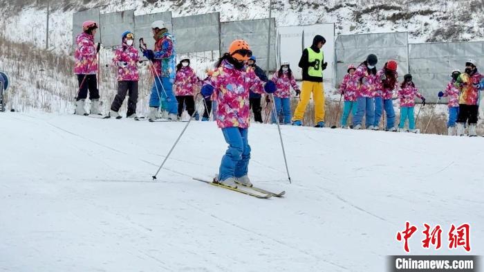 Estudantes de Taiwan experimentam esqui na parte continental da China