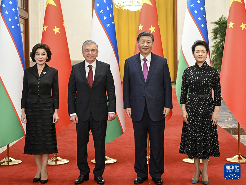 Xi Jinping e presidente do Uzbequistão realizam conversações e elevam laços parceria estratégica abrangente sob todos os climas para uma nova era