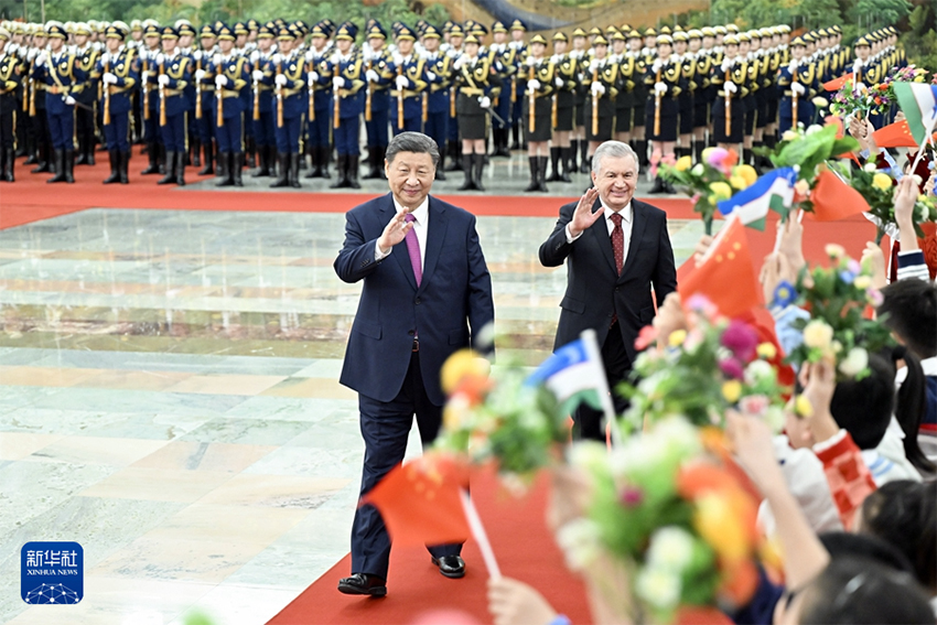 Xi Jinping e presidente do Uzbequistão realizam conversações e elevam laços parceria estratégica abrangente sob todos os climas para uma nova era