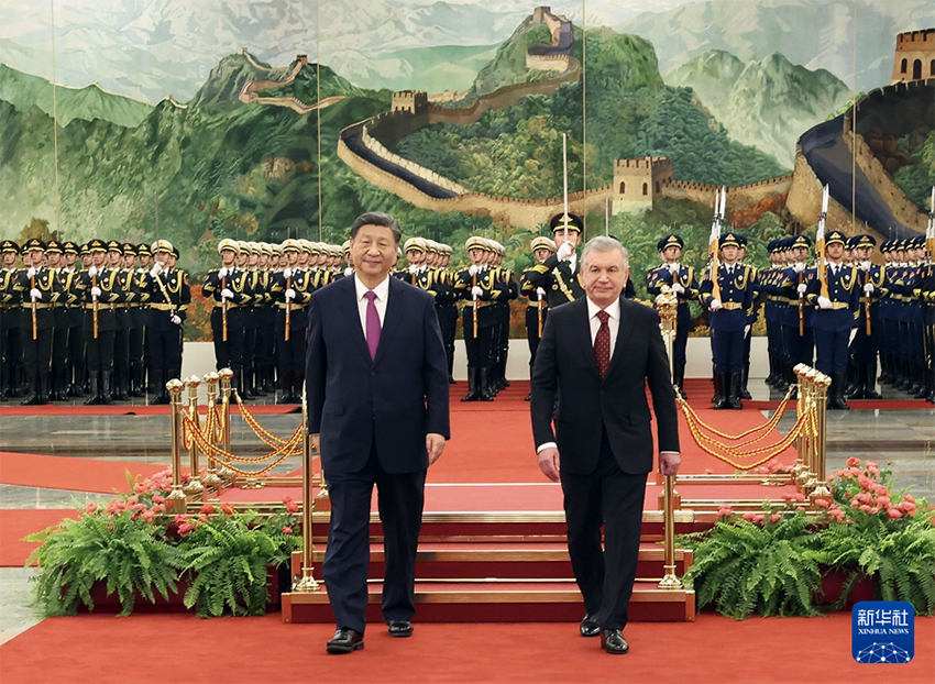 Xi Jinping e presidente do Uzbequistão realizam conversações e elevam laços parceria estratégica abrangente sob todos os climas para uma nova era