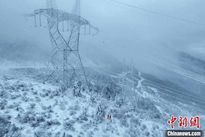 Funcionários do sistema elétrico de Sichuan realizam patrulhas para garantir fornecimento durante inverno