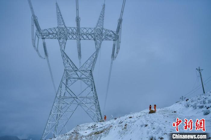 Funcionários do sistema elétrico de Sichuan realizam patrulhas para garantir fornecimento durante inverno