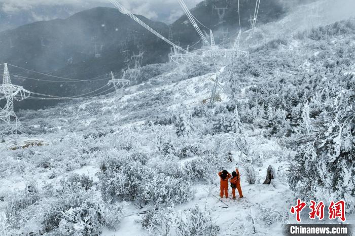 Funcionários do sistema elétrico de Sichuan realizam patrulhas para garantir fornecimento durante inverno