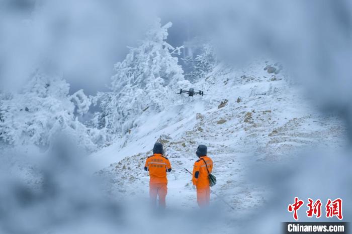 Funcionários do sistema elétrico de Sichuan realizam patrulhas para garantir fornecimento durante inverno