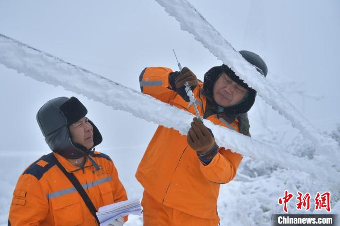 Funcionários do sistema elétrico de Sichuan realizam patrulhas para garantir fornecimento durante inverno