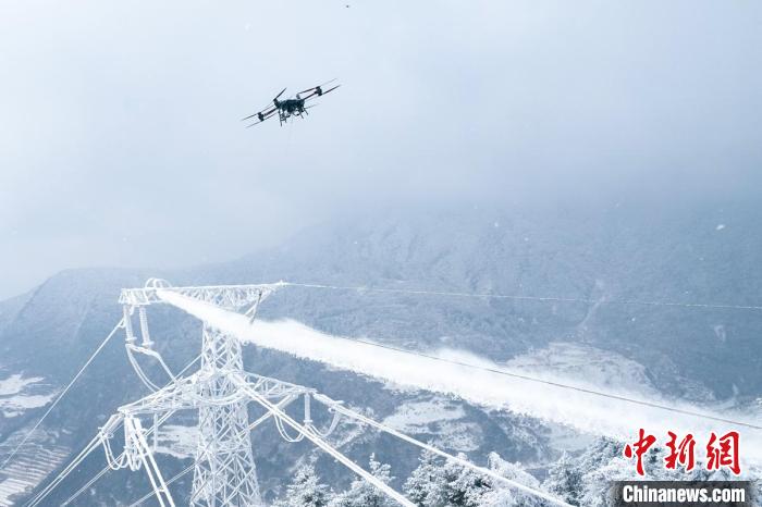 Funcionários do sistema elétrico de Sichuan realizam patrulhas para garantir fornecimento durante inverno