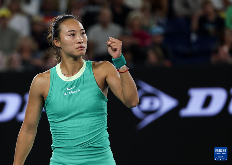 Zheng Qianwen se apura pela primeira vez para semifinal do Grand Slam, entra no top 10 do ranking mundial