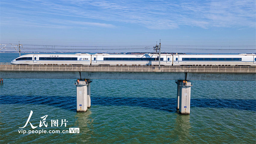 Suzhou: trabalhadores realizam manutenção na ponte Danyang-Kunshan para garantir segurança viagens durante chunyun