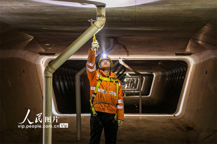 Suzhou: trabalhadores realizam manutenção na ponte Danyang-Kunshan para garantir segurança viagens durante chunyun