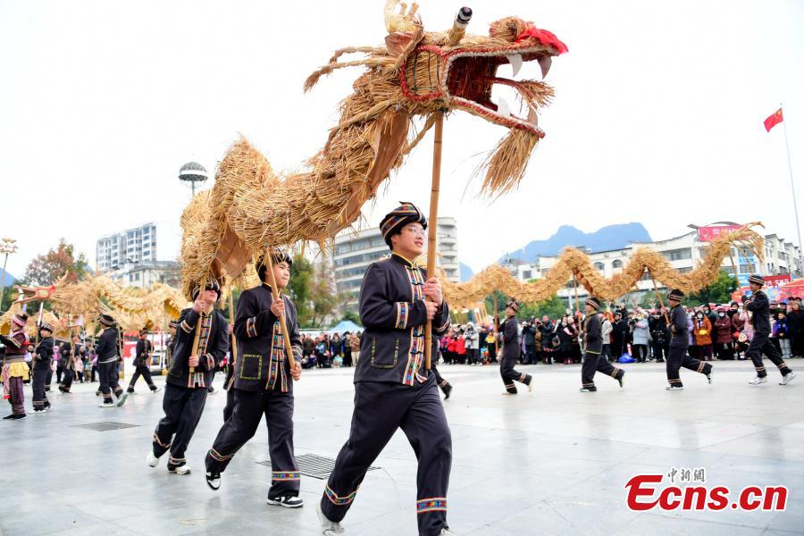 Dança do dragão de palha realizada para comemorar Festival da Primavera no sul da China