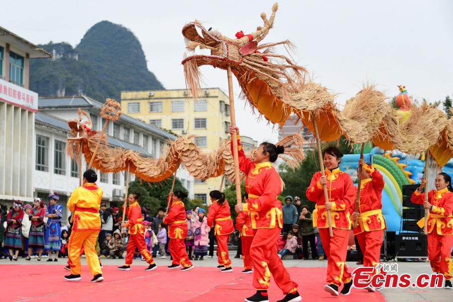 Dança do dragão de palha realizada para comemorar Festival da Primavera no sul da China