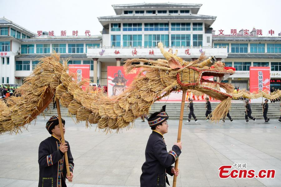 Dança do dragão de palha realizada para comemorar Festival da Primavera no sul da China