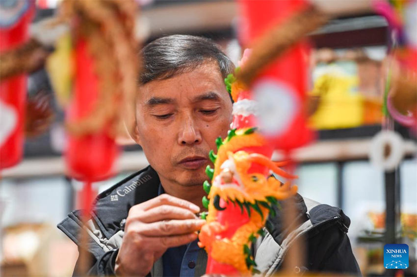 Galeria: fabrico artesanal das velas do dragão e fênix de Chongqing