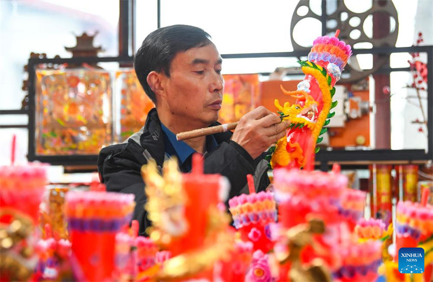 Galeria: fabrico artesanal das velas do dragão e fênix de Chongqing