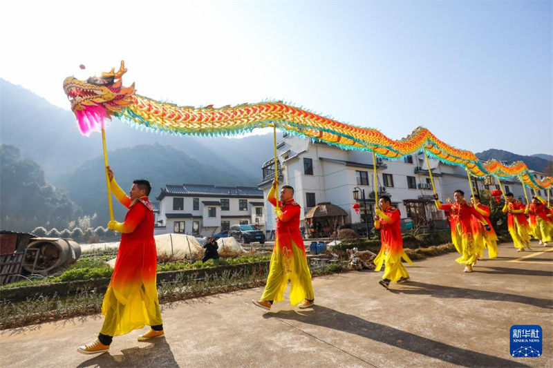 Banquete da aldeia com centenas de famílias dá as boas-vindas ao Ano Novo chinês