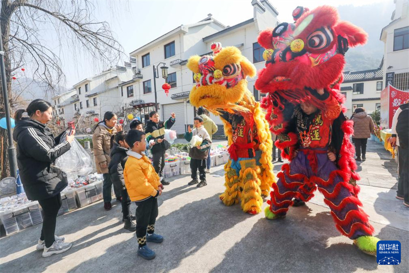 Banquete da aldeia com centenas de famílias dá as boas-vindas ao Ano Novo chinês