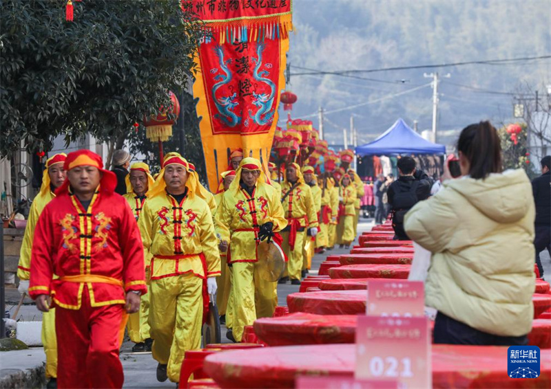 Banquete da aldeia com centenas de famílias dá as boas-vindas ao Ano Novo chinês