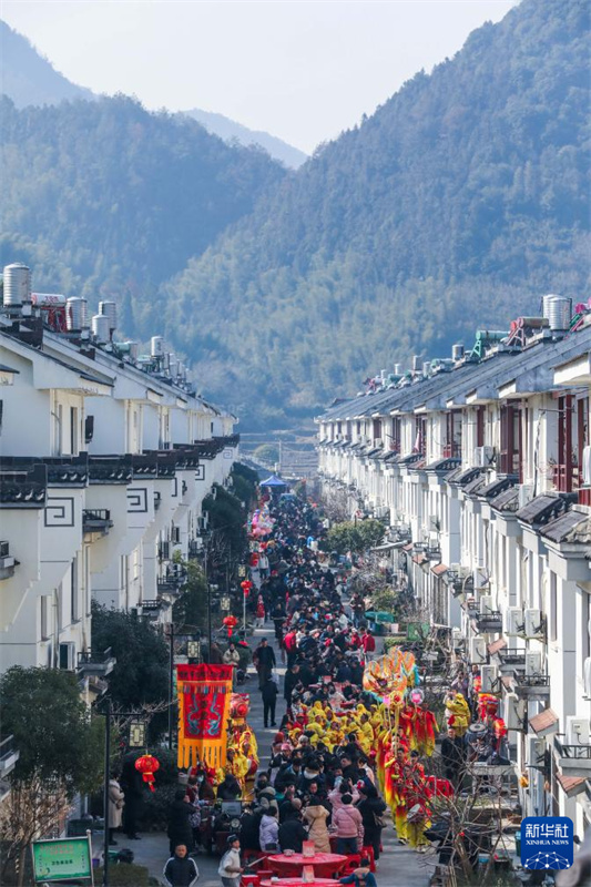 Banquete da aldeia com centenas de famílias dá as boas-vindas ao Ano Novo chinês