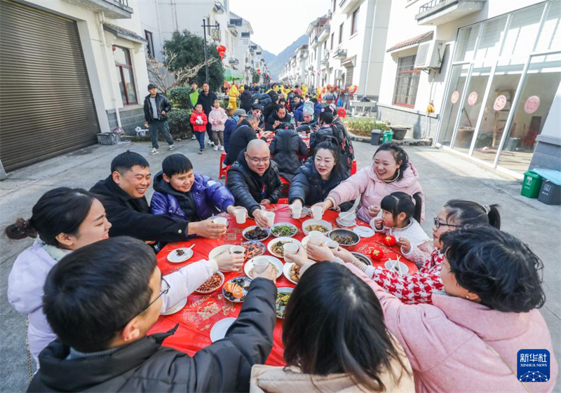 Banquete da aldeia com centenas de famílias dá as boas-vindas ao Ano Novo chinês