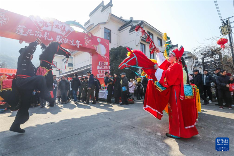 Banquete da aldeia com centenas de famílias dá as boas-vindas ao Ano Novo chinês