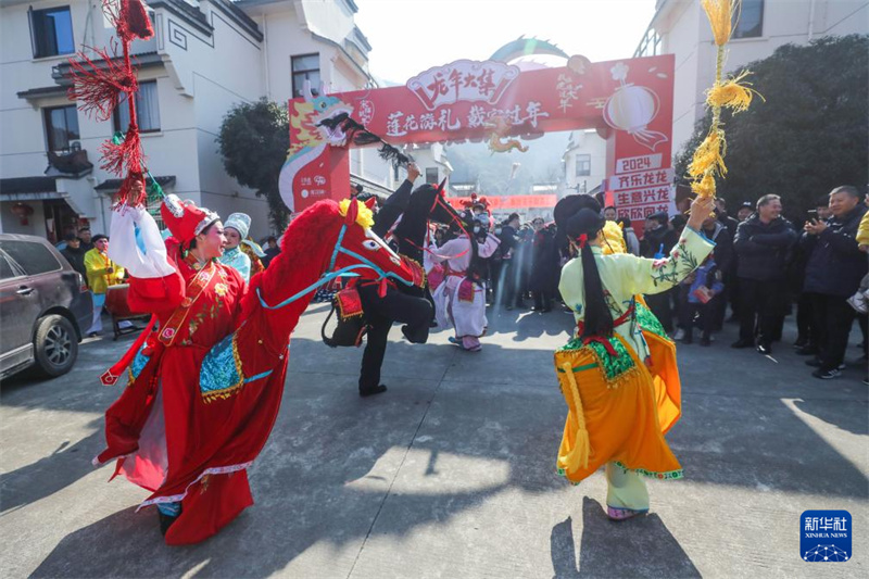 Banquete da aldeia com centenas de famílias dá as boas-vindas ao Ano Novo chinês