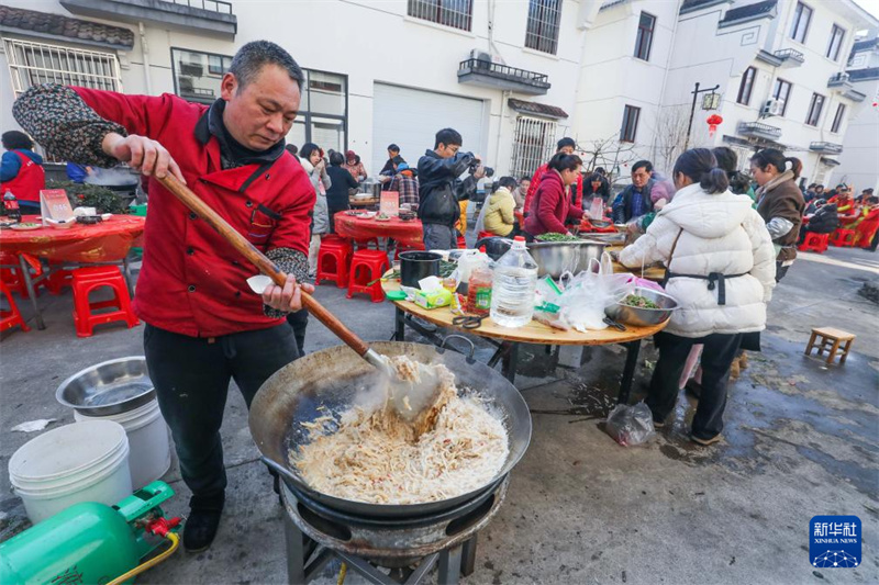 Banquete da aldeia com centenas de famílias dá as boas-vindas ao Ano Novo chinês