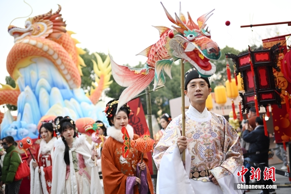 Jovens desfilam em trajes tradicionais para celebrar Festival da Primavera, no leste da China