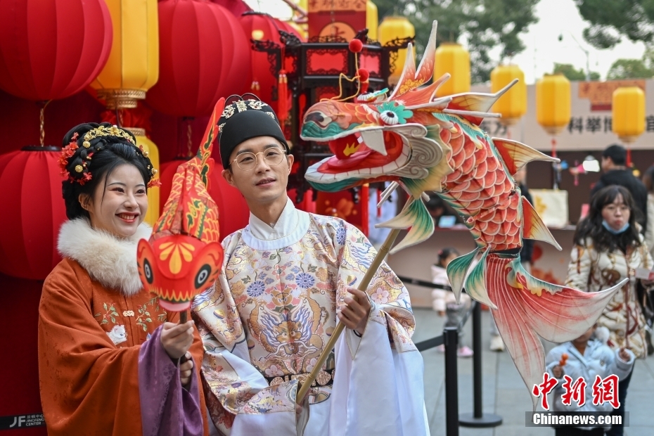 Jovens desfilam em trajes tradicionais para celebrar Festival da Primavera, no leste da China