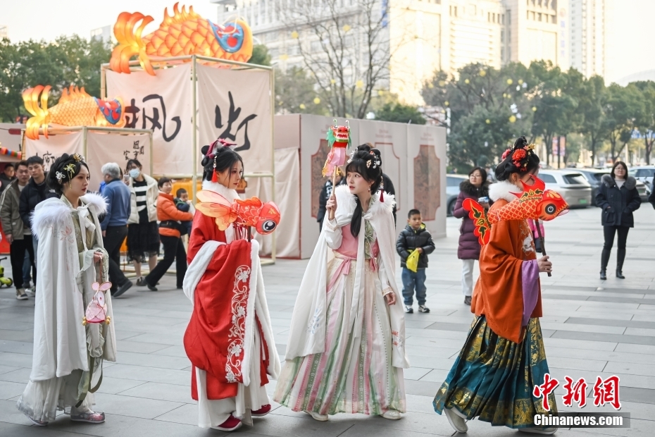 Jovens desfilam em trajes tradicionais para celebrar Festival da Primavera, no leste da China