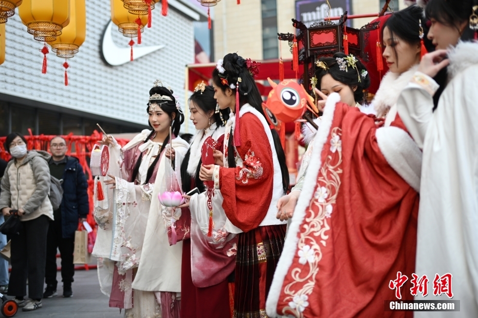 Jovens desfilam em trajes tradicionais para celebrar Festival da Primavera, no leste da China