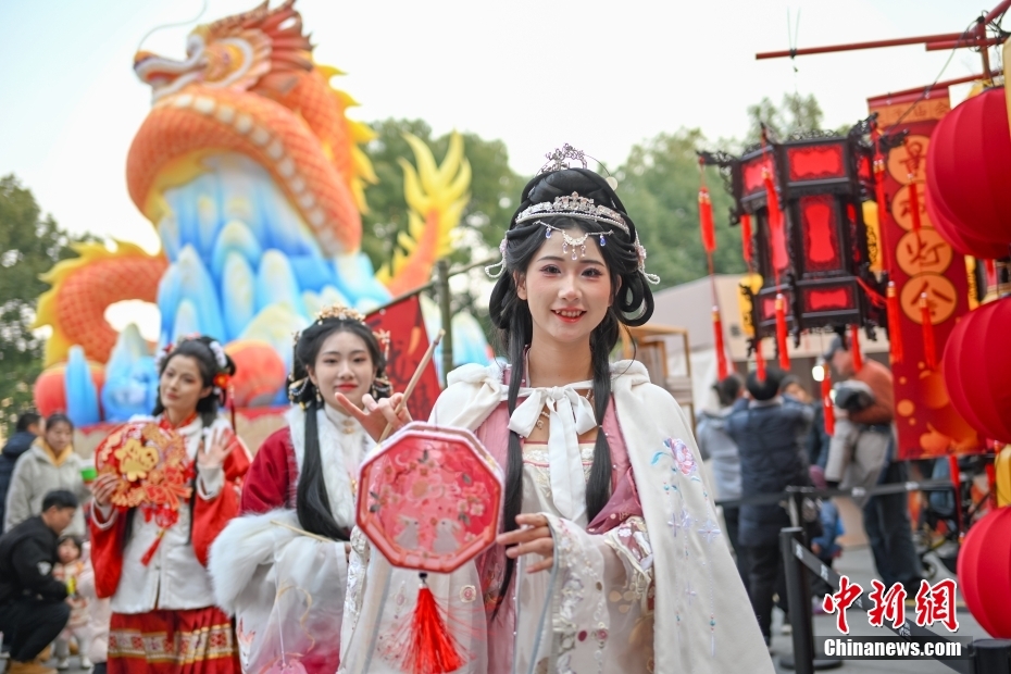 Jovens desfilam em trajes tradicionais para celebrar Festival da Primavera, no leste da China