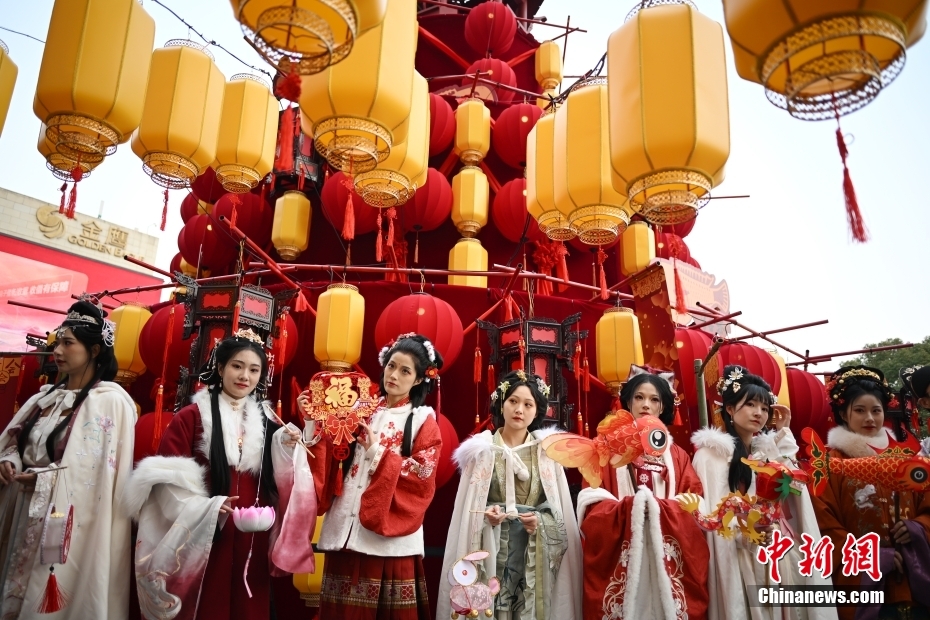 Jovens desfilam em trajes tradicionais para celebrar Festival da Primavera, no leste da China