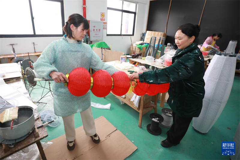 Indústria de lanternas de papel ajudam na empregabilidade das mulheres, no leste da China