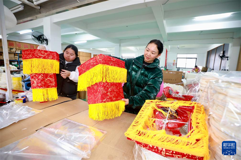 Indústria de lanternas de papel ajudam na empregabilidade das mulheres, no leste da China