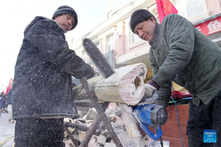 Mercado de peixe entra na temporada de pico de vendas em Fuyuan, noroeste da China