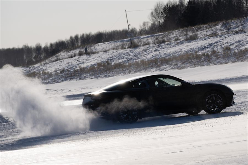 Heihe: nordeste da China registra aumento de testes automobilísticos em condições de neve