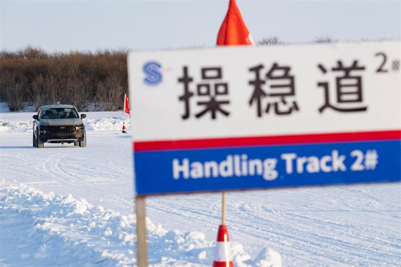 Heihe: nordeste da China registra aumento de testes automobilísticos em condições de neve