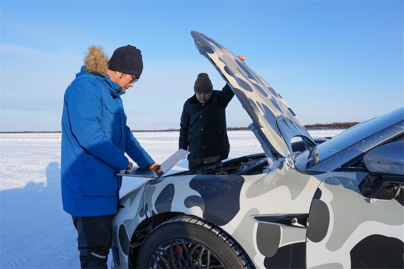 Heihe: nordeste da China registra aumento de testes automobilísticos em condições de neve