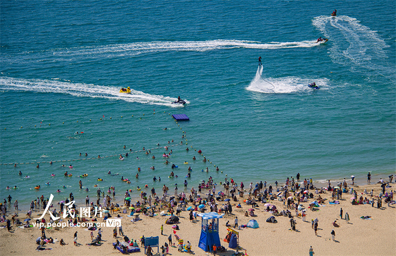 Praia de Sanya está lotada de turistas