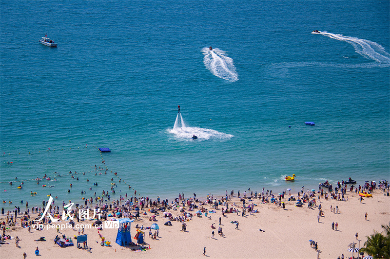 Praia de Sanya está lotada de turistas