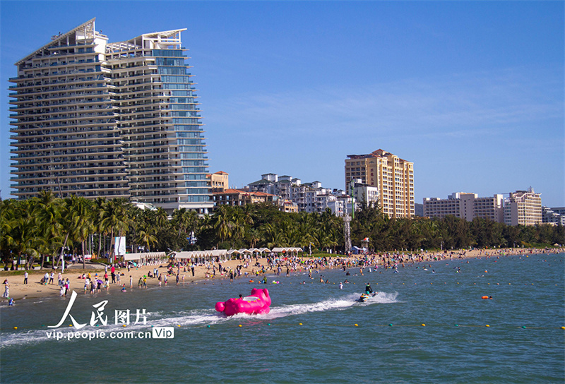 Praia de Sanya está lotada de turistas