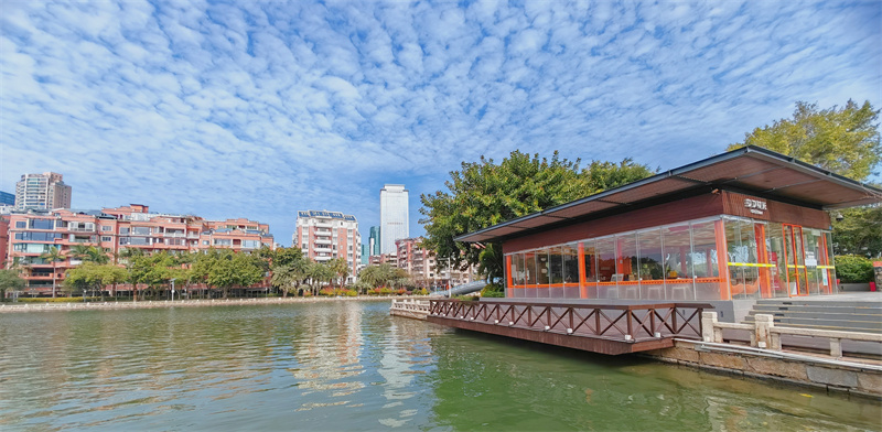 Xiamen: garças-brancas voam no Lago Yundang