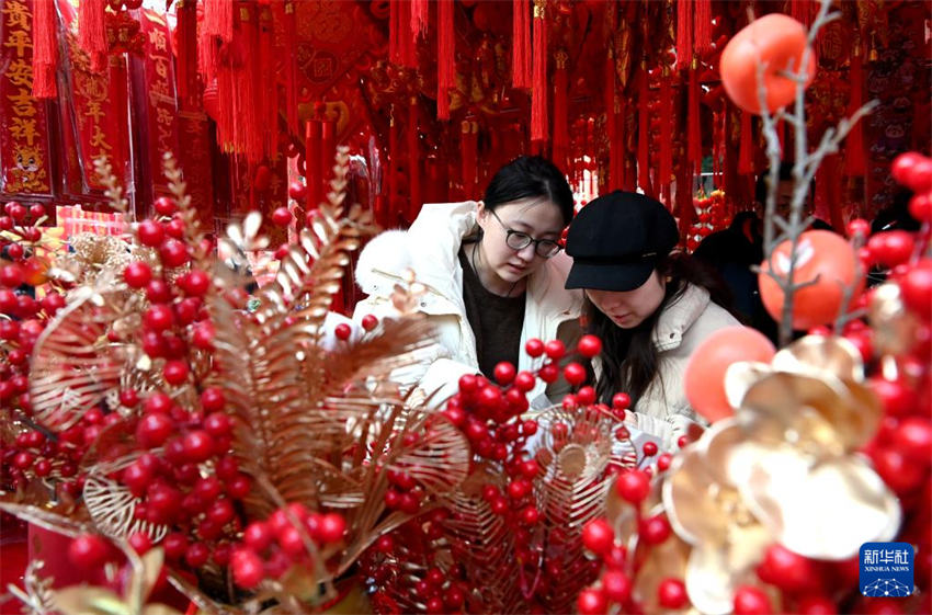 Atmosfera festiva intensifica no mercado em Xi'an com aproximação do Festival da Primavera