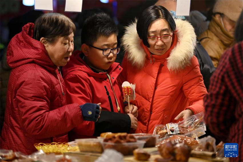 Atmosfera festiva intensifica no mercado em Xi'an com aproximação do Festival da Primavera