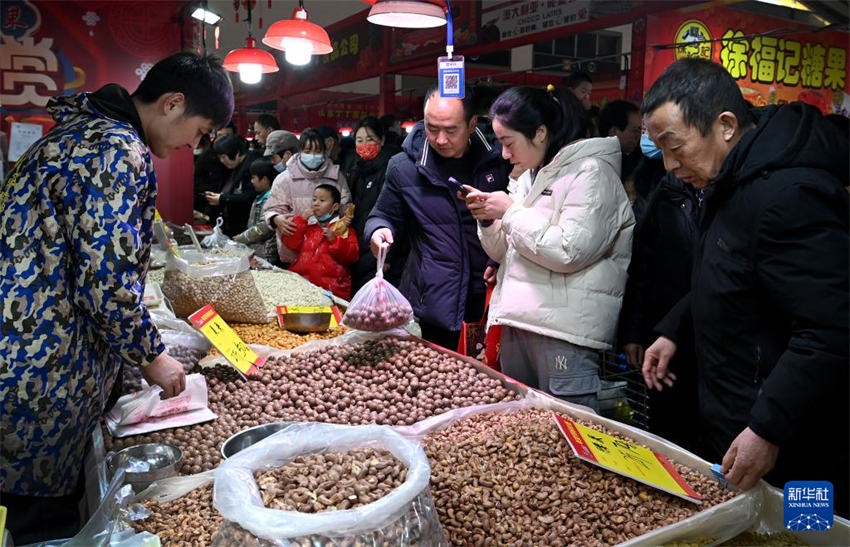 Atmosfera festiva intensifica no mercado em Xi'an com aproximação do Festival da Primavera