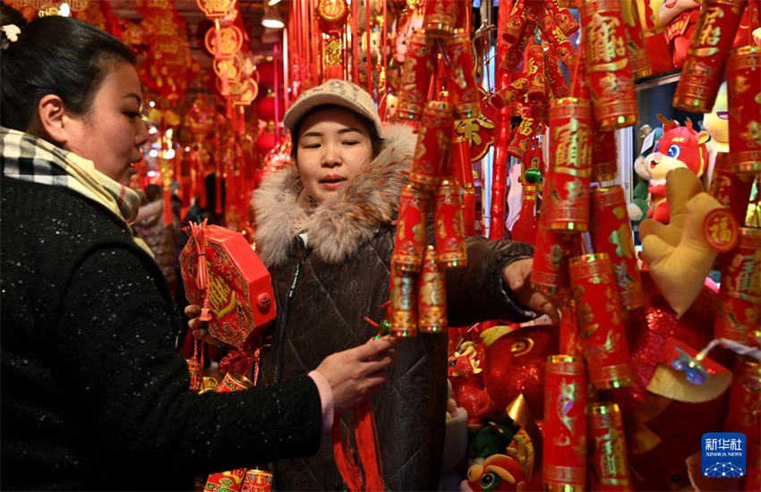 Atmosfera festiva intensifica no mercado em Xi'an com aproximação do Festival da Primavera