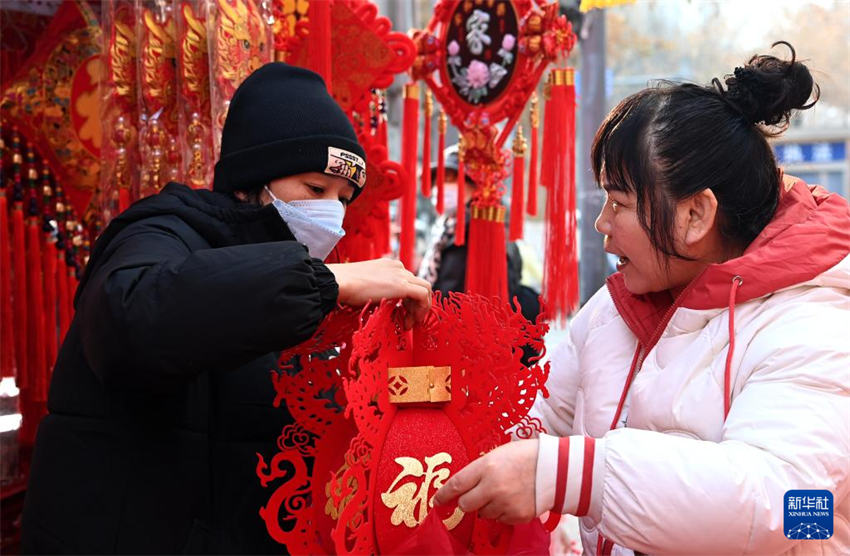 Atmosfera festiva intensifica no mercado em Xi'an com aproximação do Festival da Primavera